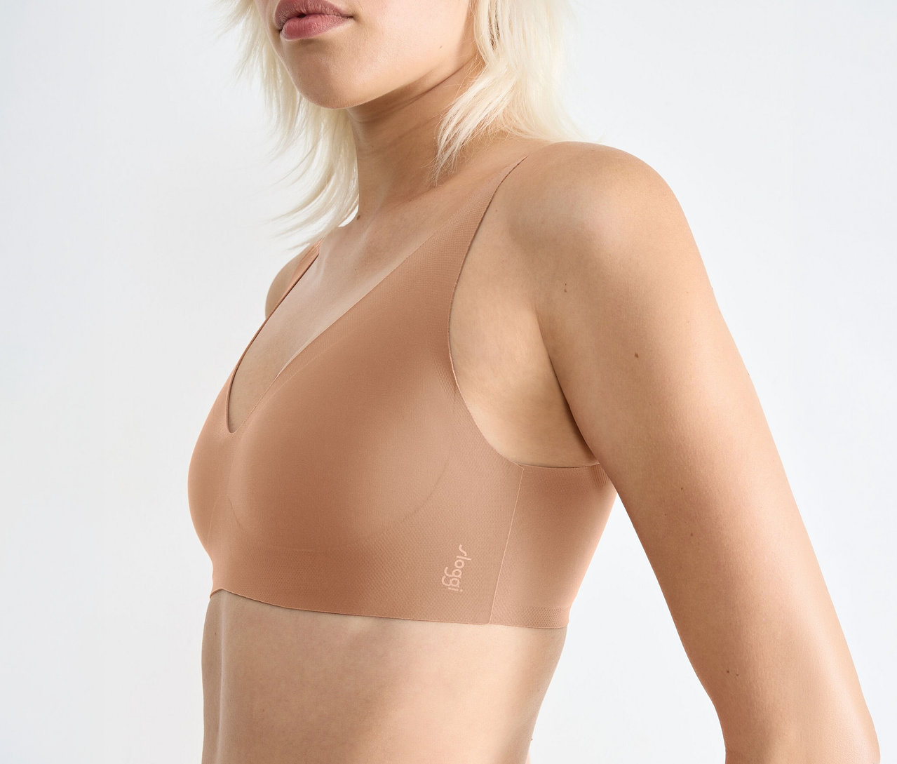 Žena má na sobě měkkou podprsenku sloggi ZERO Feel 2.0 Soft Bra v barvě nostalgic brown.
