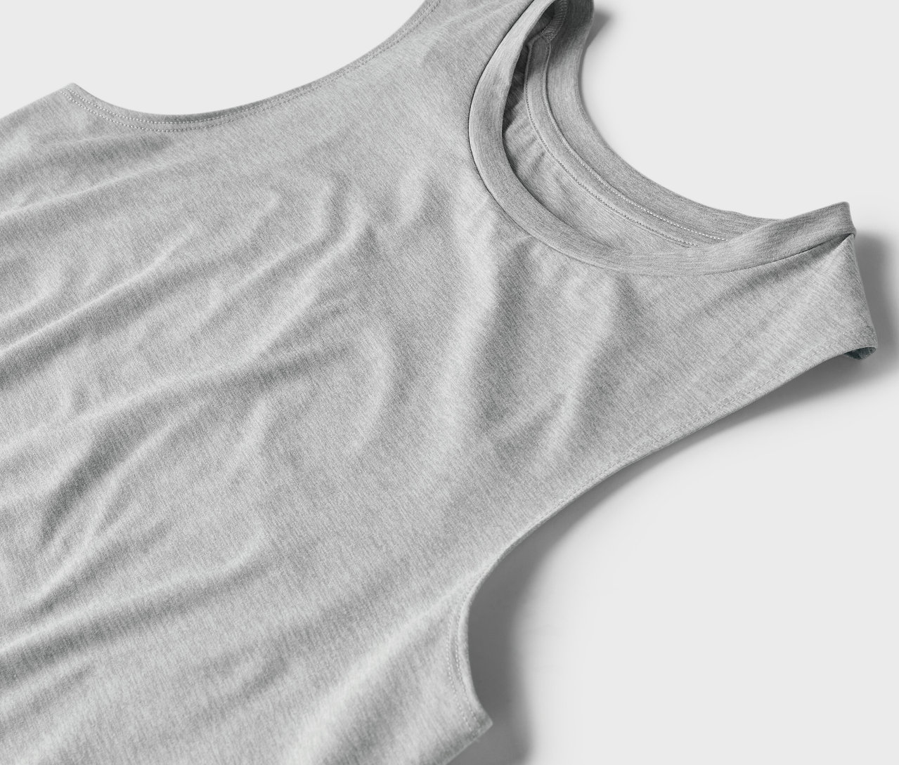 Detail šedého tílka.