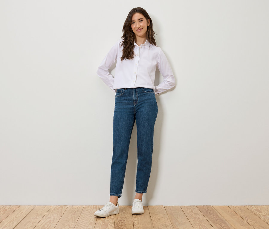 Žena stojí a pózuje v modrých Mom Jeans – Fit »Nyla«.