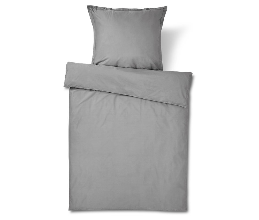 Šedé ložní prádlo s povlakem na polštář a přikrývku.