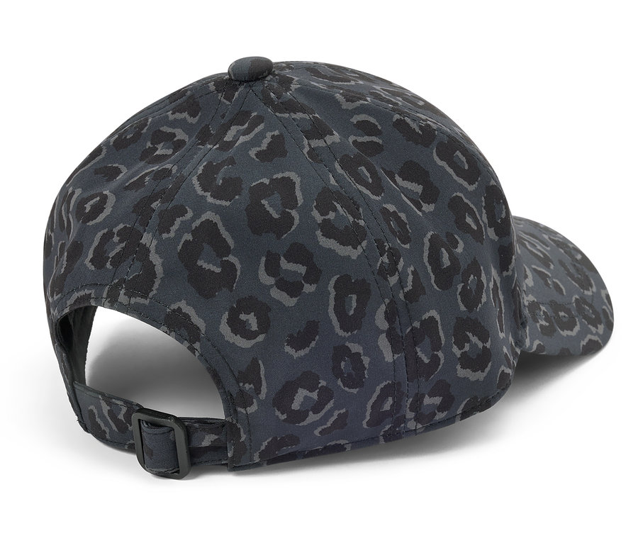Detail kšiltovky s tmavě šedým a černým zvířecím potiskem.