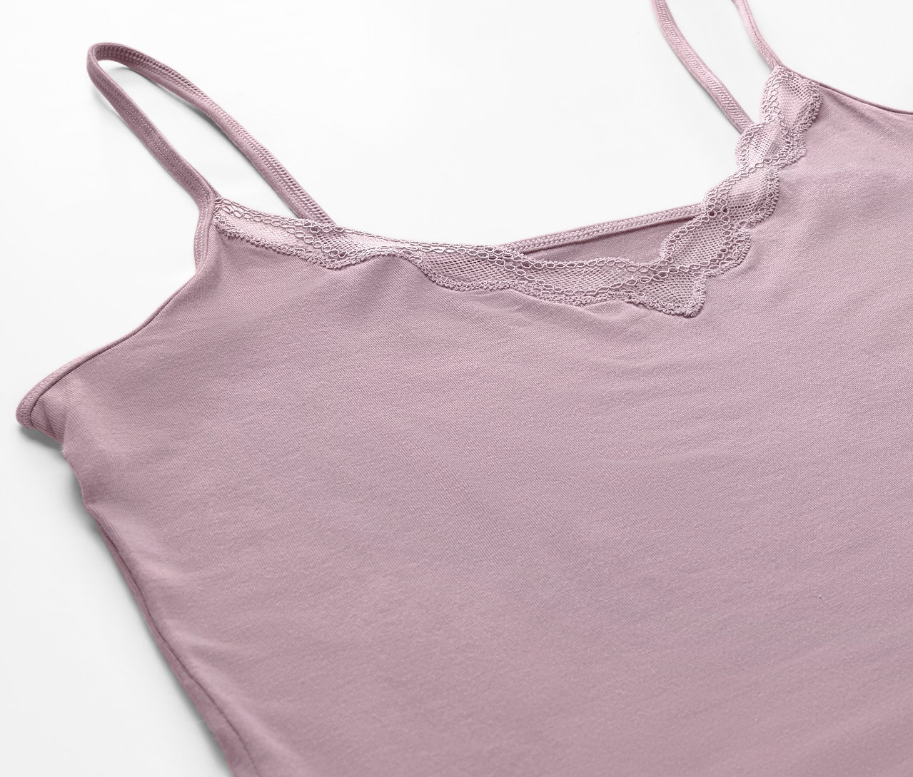 Detail fialového topu Košilka s krajkovým lemem.