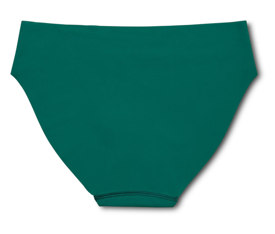 Smaragdově zelené bikiny kalhotky leží na bílém pozadí.