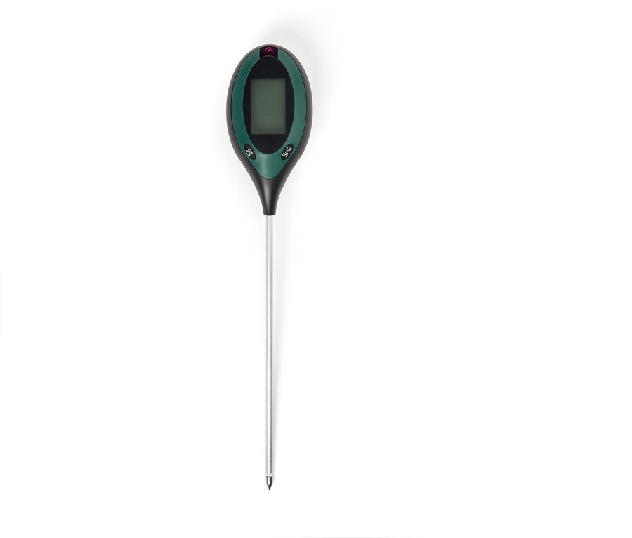 Zelený půdní tester s LCD obrazovkou a dlouhou stříbrnou sondou leží na bílém pozadí.
