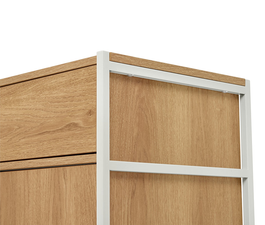 Detailní záběr police se světlou dřevěnou dýhou a bílým kovovým rámem.