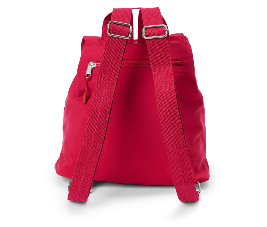 Pohled zezadu na červený batoh s nastavitelnými popruhy a stříbrnými přezkami.