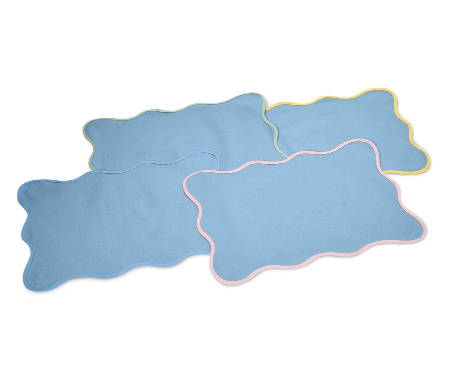 Čtyři světle modré žínky se zvlněnými okraji v barvách modrá, zelená, žlutá a růžová leží na sobě.