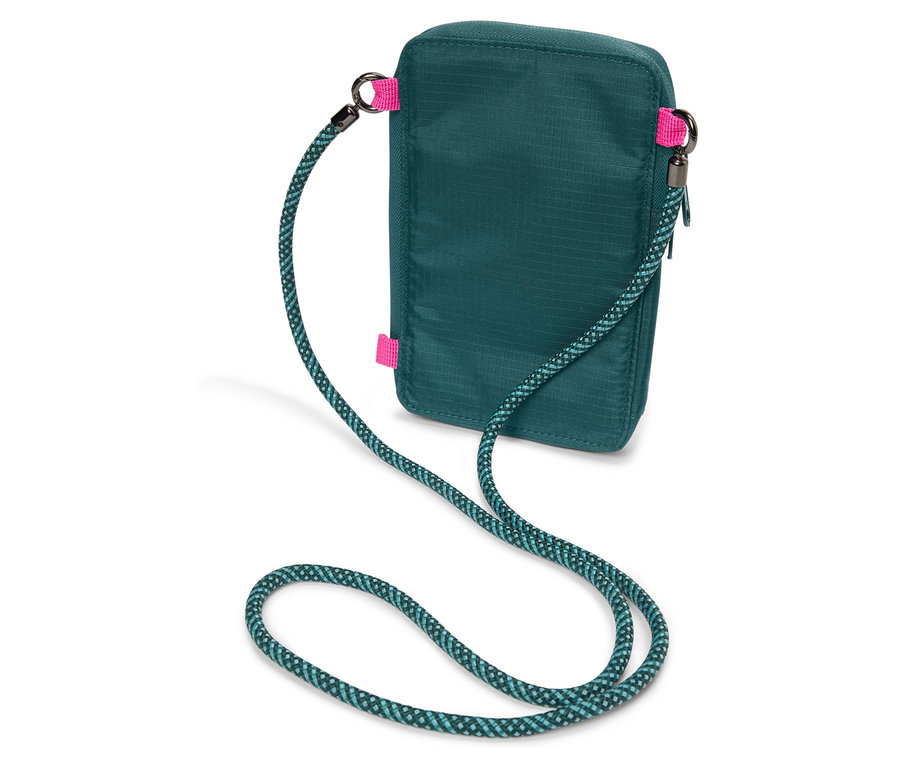 Detailní záběr na tmavě zelenou tašku přes rameno s modrozeleným lanovým popruhem a růžovými akcenty.