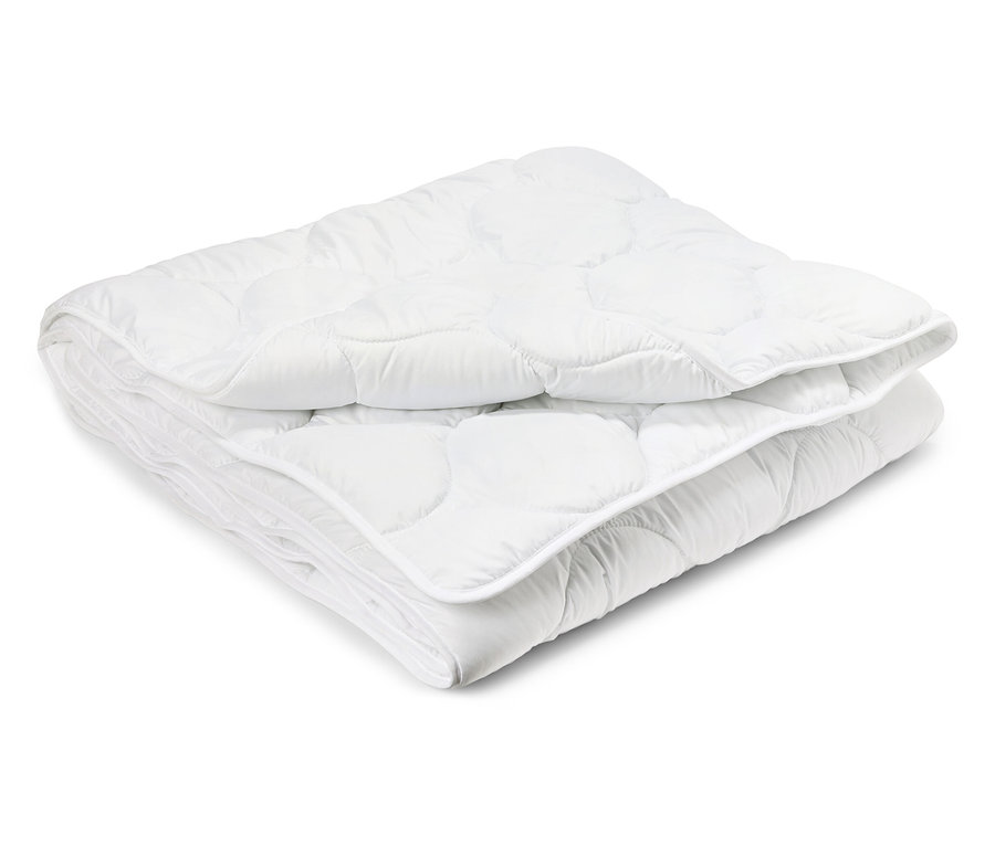 Složená přikrývka odolná proti varu standardní velikosti leží na bílém pozadí.