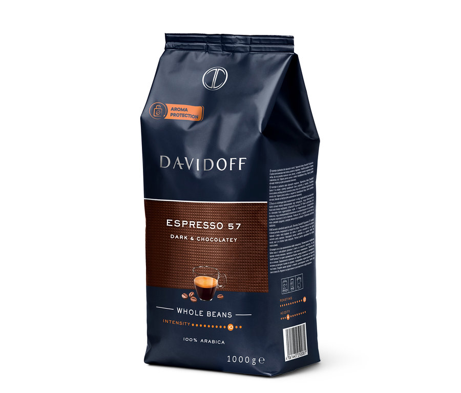 Tmavomodré a hnědé balení DAVIDOFF CAFÉ Espresso 57 1 kg zrnkové kávy, stojící vzpřímeně, s nápisy 'DARK & CHOCOLATEY' a '100% ARABICA'.