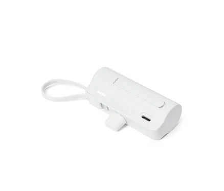 Bílý obdélníkový bateriový blok s integrovaným portem USB-C a smyčkou leží na bílém pozadí.