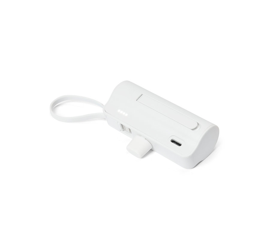 Bílý obdélníkový bateriový blok s integrovaným portem USB-C a smyčkou leží na bílém pozadí.