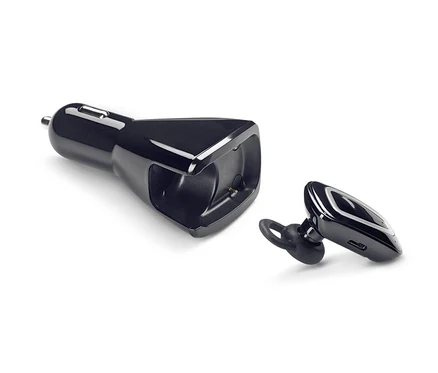 Černá handsfree sada do uší s USB nabíječkou do auta leží na bílém pozadí.