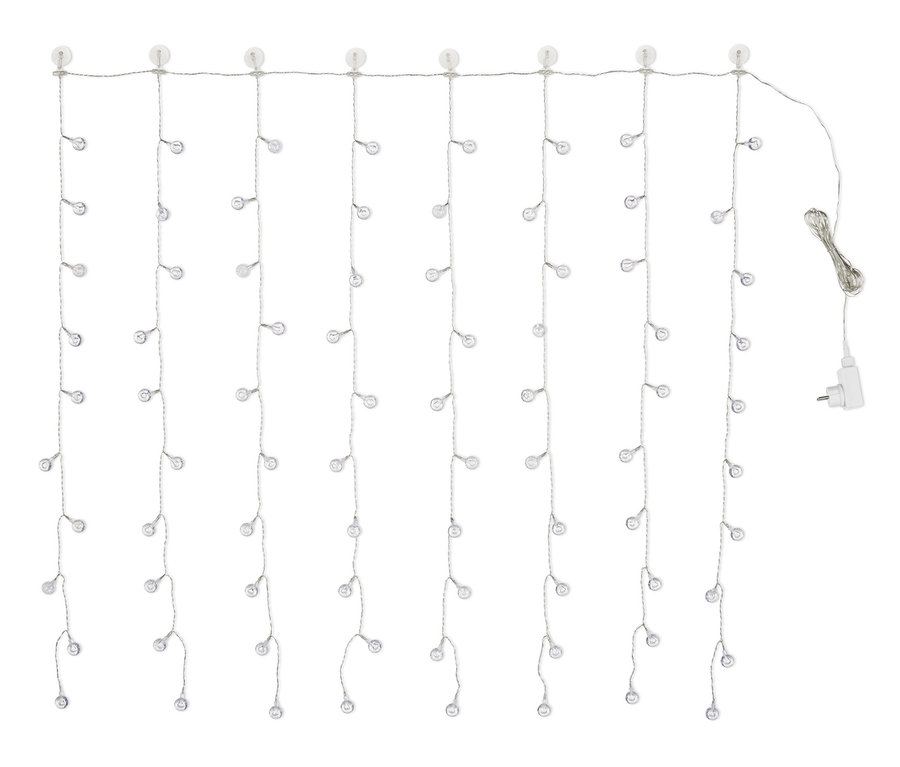Řetěz světel s LED diodami a kulatými ozdobami visí na bílém pozadí.