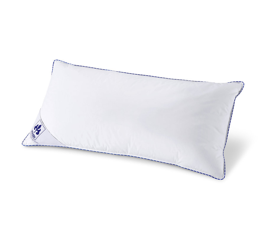 Bílý polštář irisette® z prachového peří a peří o rozměrech cca 40 x 80 cm.