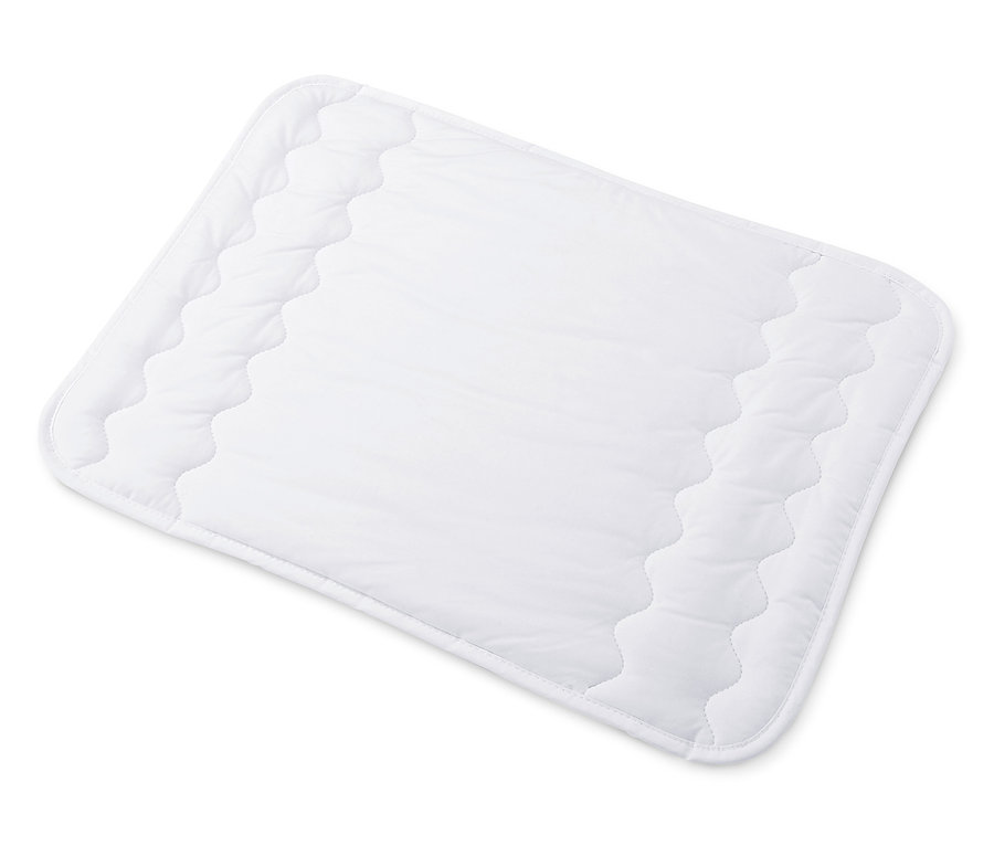 Bílá dětská prošívaná přikrývka a polštář.