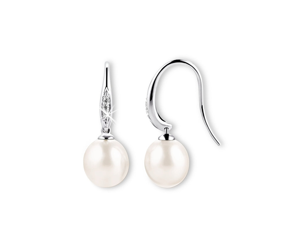 Dvoje stříbrné náušnice se sladkovodní perlou z chovu a zirkonem na bílém pozadí.