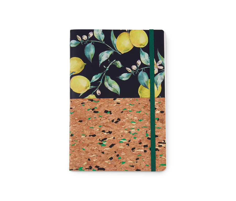 Dva korkové poznámkové bloky s motivem citronů a gumičkou.