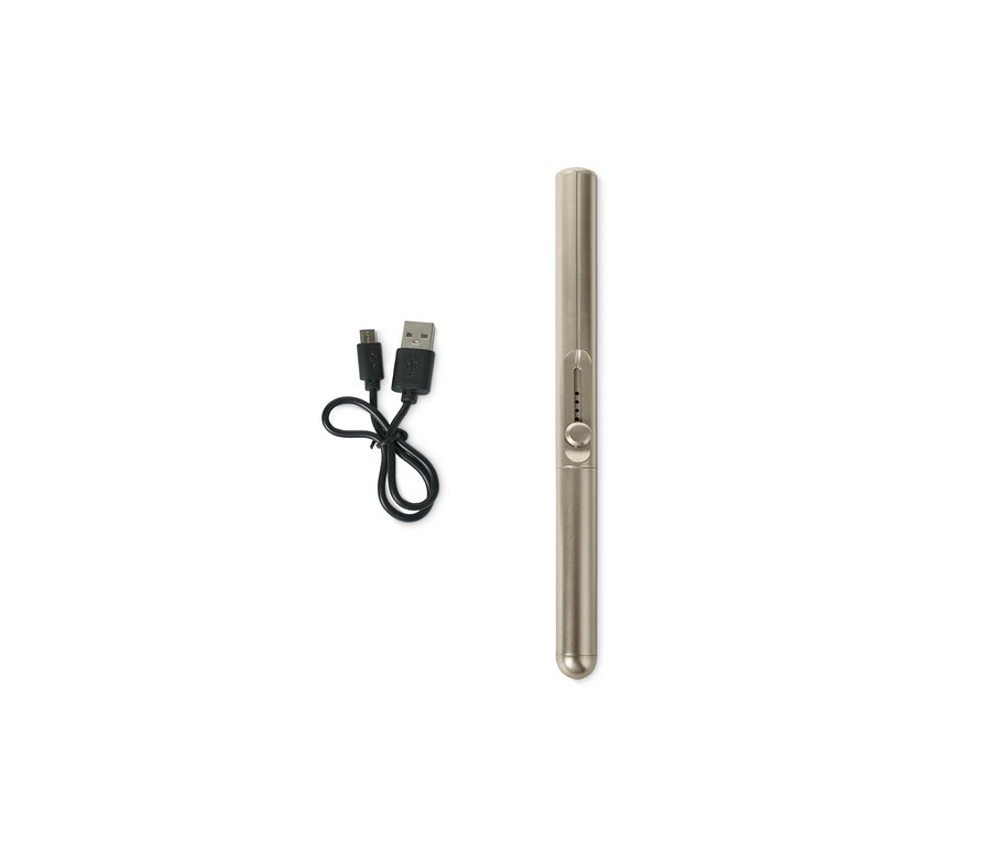 Elektrický obloukový zapalovač a USB kabel leží na bílém pozadí.
