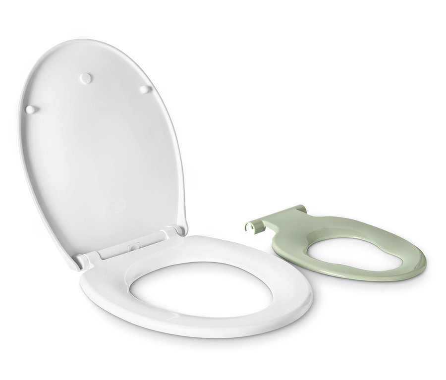 Otevřené bílé WC sedátko Family s automatickým zavíráním a zelené dětské sedátko vedle něj.