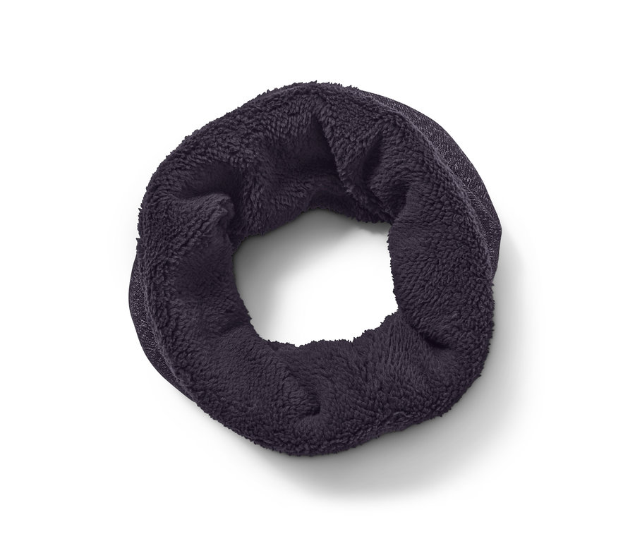 Modrá kruhová šála z pleteného fleecu.