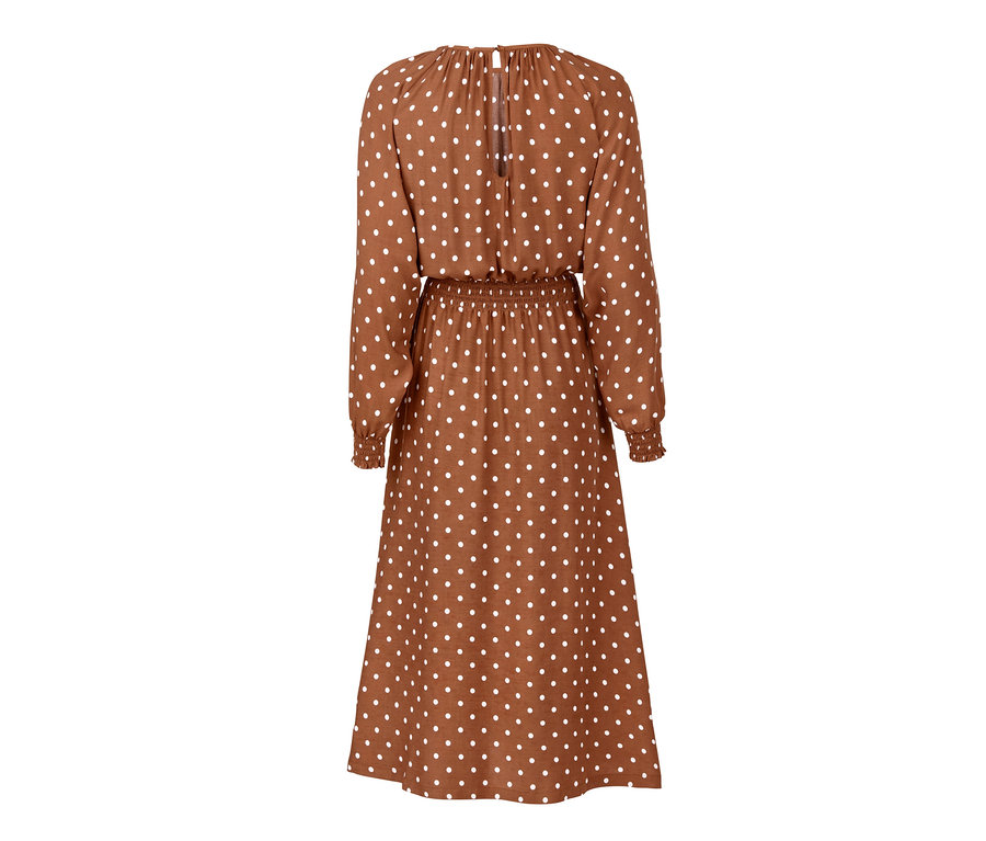 Detail šatů Puntíkované midi s dlouhým rukávem a hnědým pozadím.