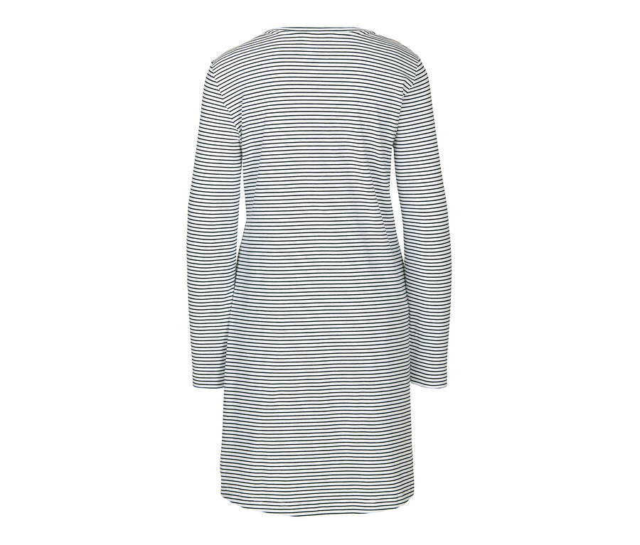 Pohled zezadu na noční košili s dlouhým rukávem s vodorovnými tmavě modrými pruhy na bílém pozadí.