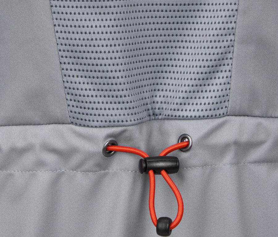 Detail světle šedé běžecké bundy se stahovací šňůrkou.