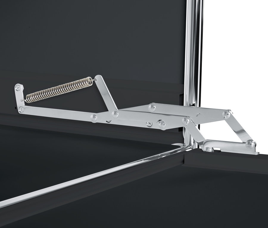 Detail otevřené černé kovové vysoké skříňky CN3 se 4 výklopnými dvířky.