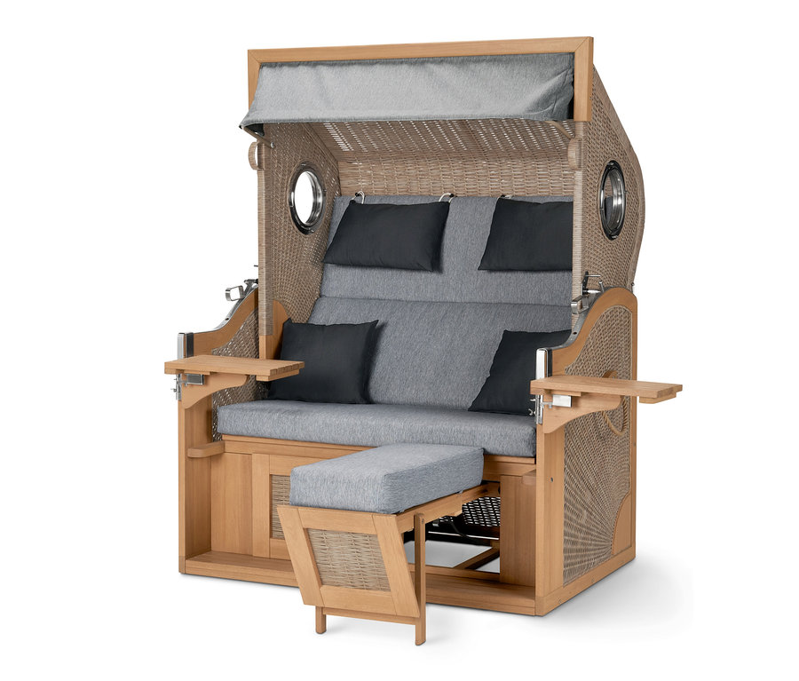 XXL plážový koš s dvěma sklápěcími stolky, dřevěný rám, proutěný design, šedé polštáře.