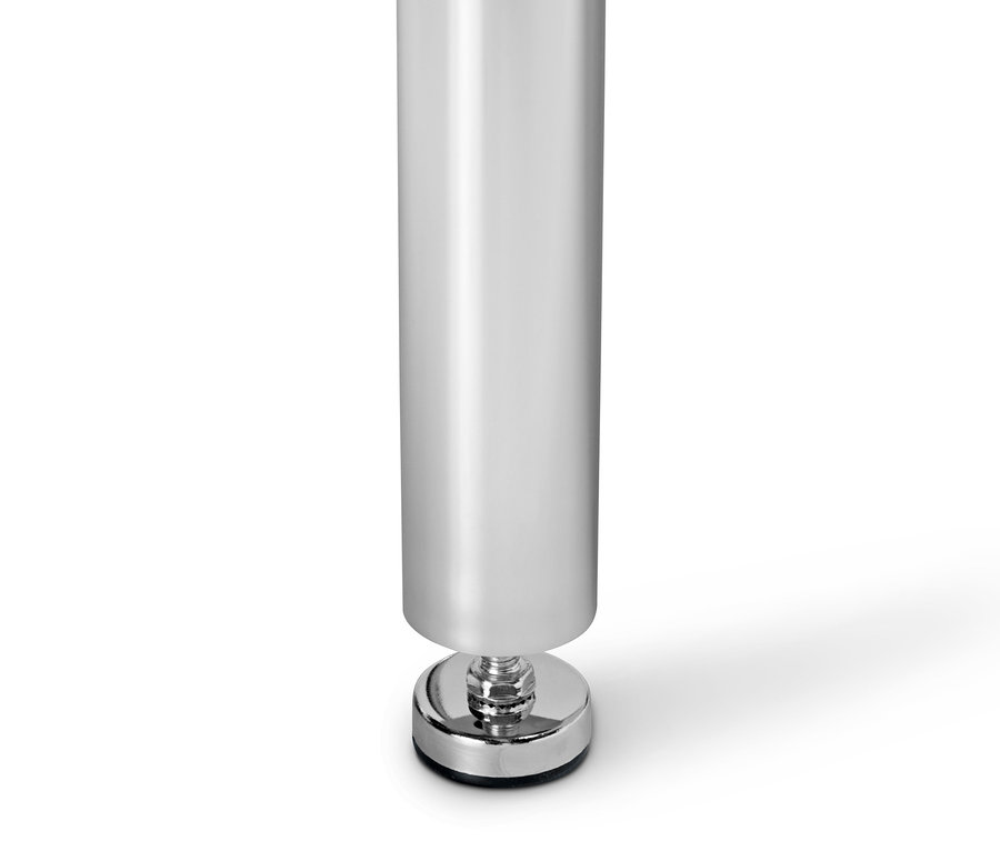 Detail nohy kovového stolu »CN3«.