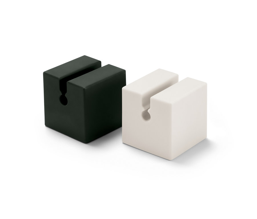 Dva organizéry na nabíjecí kabely, sada 2 ks, jeden černý a jeden bílý, stojí vedle sebe.