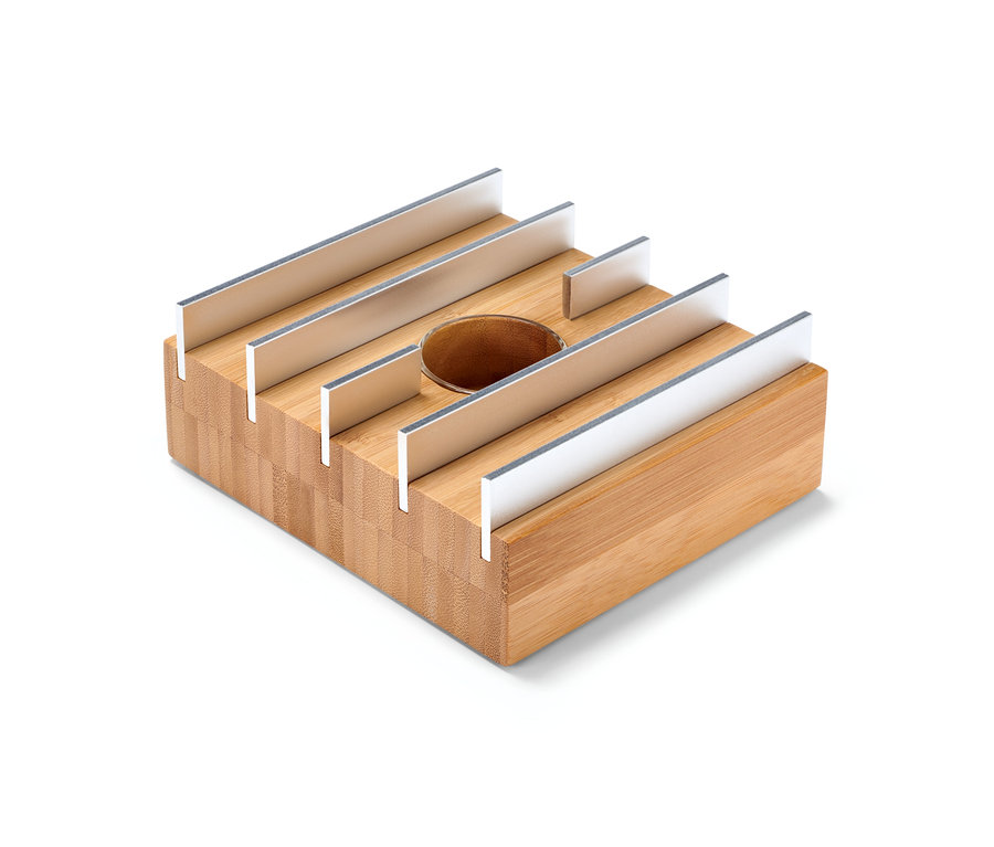 Bambusový ohřívač s kovovými akcenty a hnědou prohlubní uprostřed.