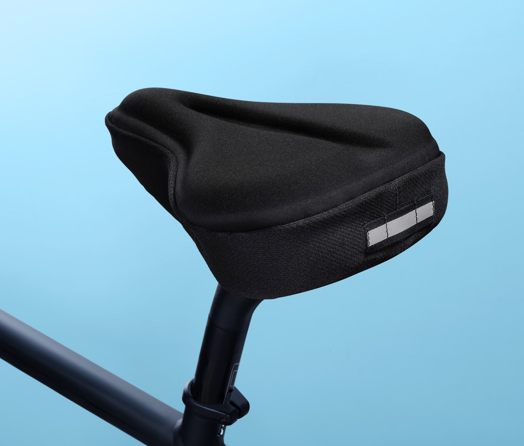 Černý potah na sedlo s paměťovou pěnou na kole.