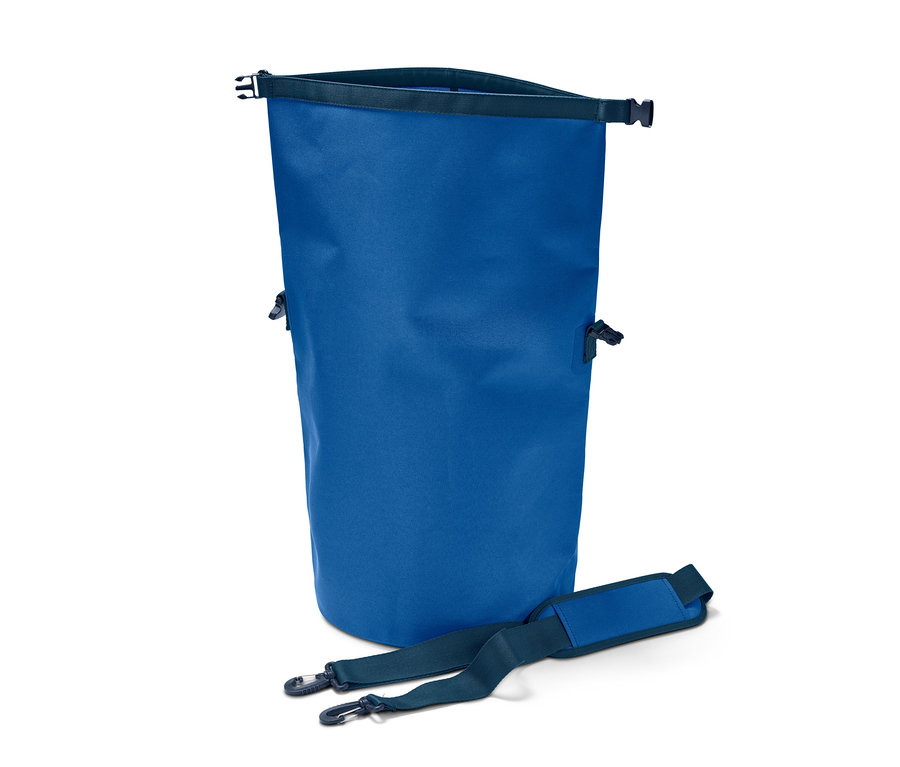 Modrý vodotěsný vak o objemu 25 l s popruhem leží na bílém pozadí.