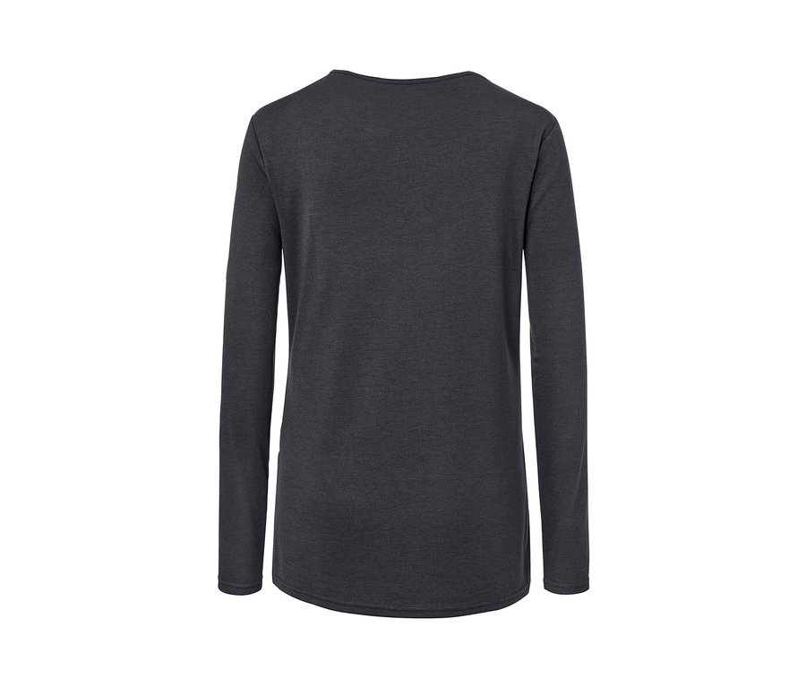 Detail dámského trička na jógu s dlouhým rukávem.