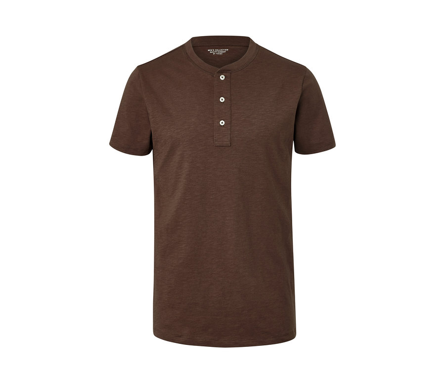 Hnědé henley tričko s krátkým rukávem.