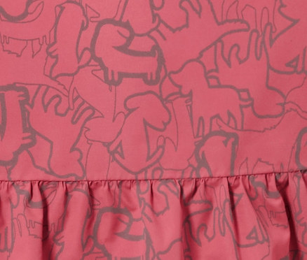 Detail dětské termobundy do deště s reflexními prvky a vzorem zvířat.