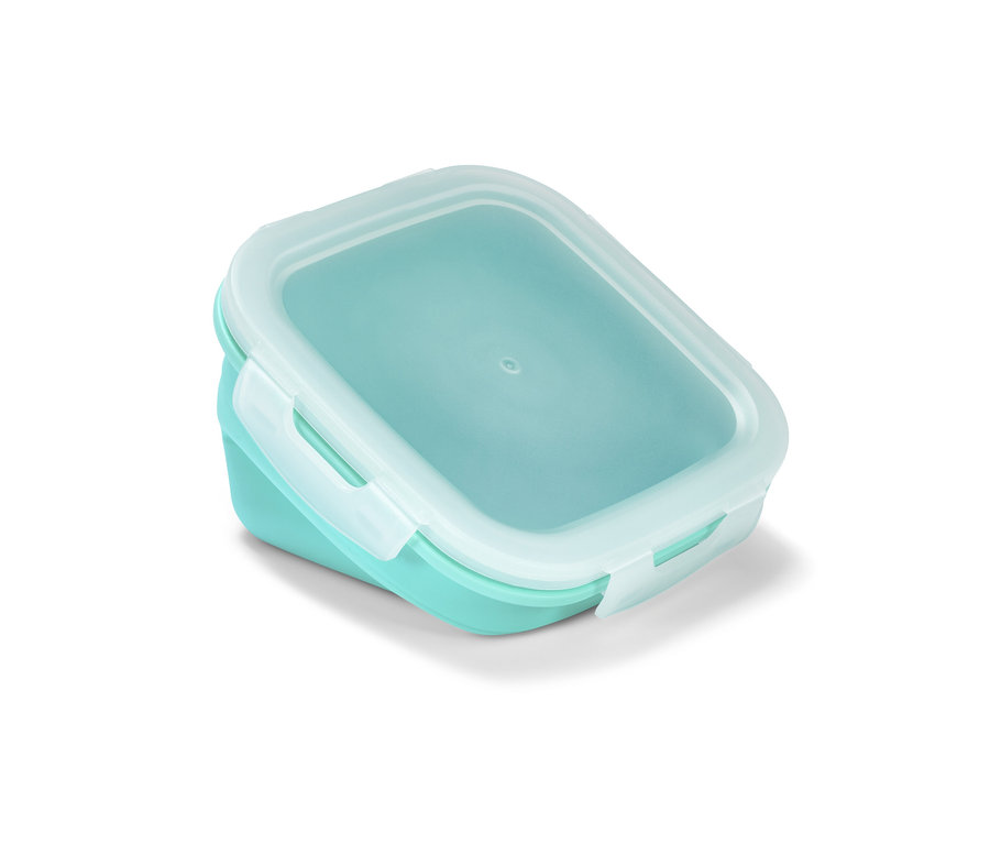 Detailní záběr na jednu zelenomodrou dózu na potraviny s průhledným víkem.