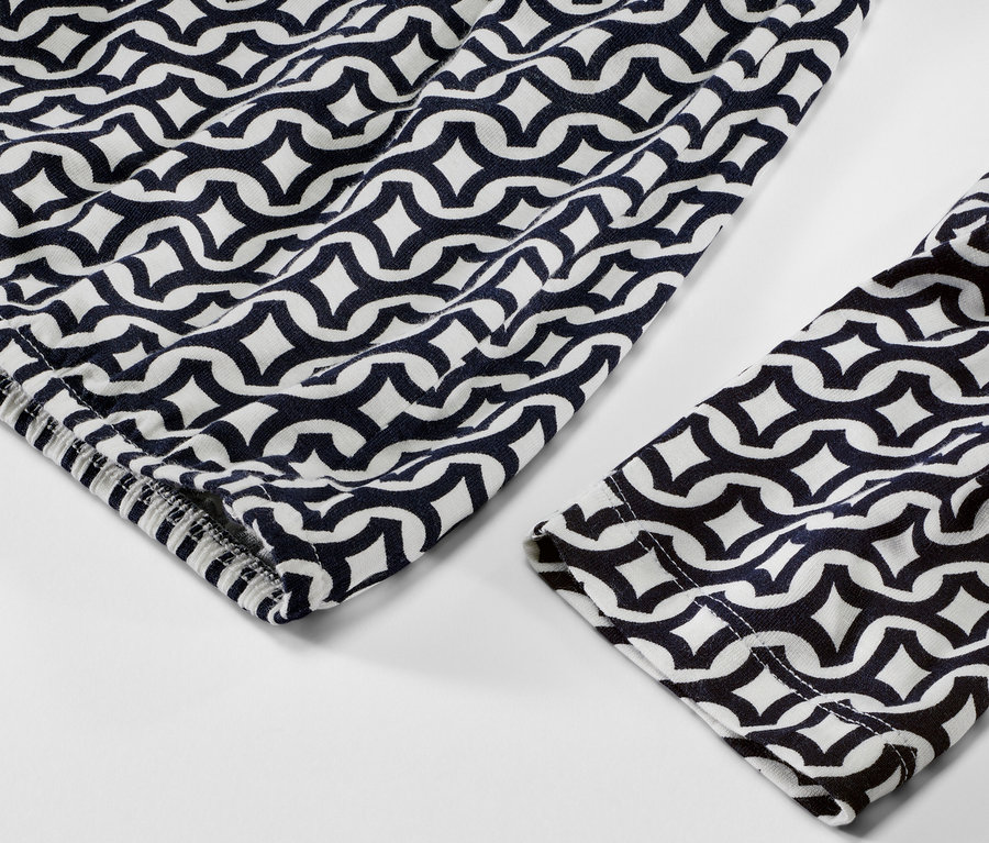 Detail námořnicky modrého halenkového trika s potiskem.