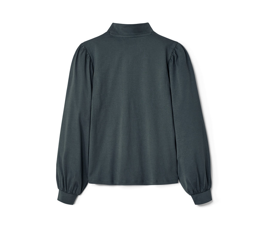 Detail dětského trika s dlouhým rukávem, břidlicově modré barvy, na bílém pozadí.