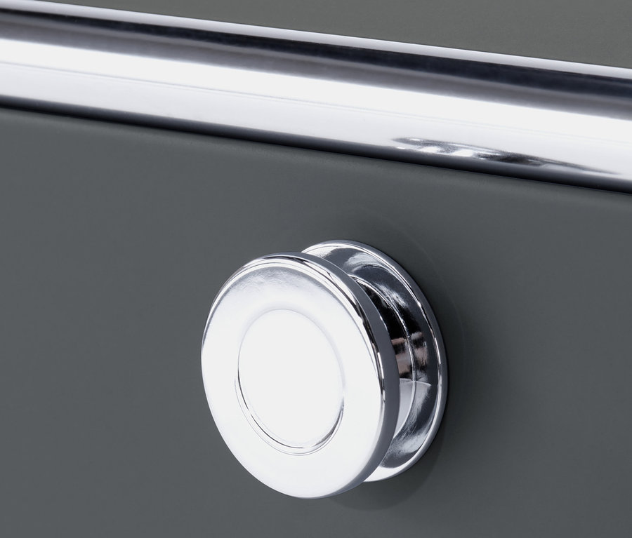 Detail šedé odkládací skříňky CN3 s chromovanou rukojetí a kulatým knoflíkem.