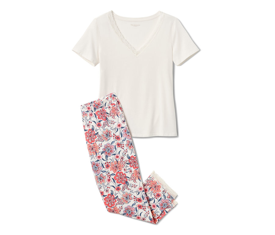 Bílé pyžamo s krátkým rukávem a kalhotami s květinovým potiskem.