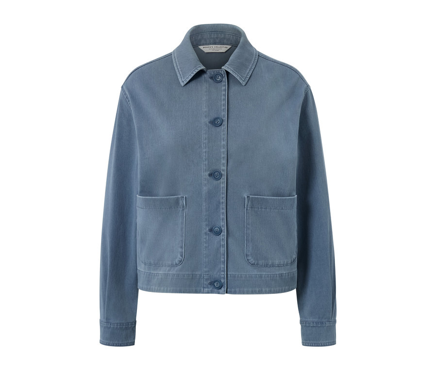 Modrá džínová bunda s knoflíky a kapsami.