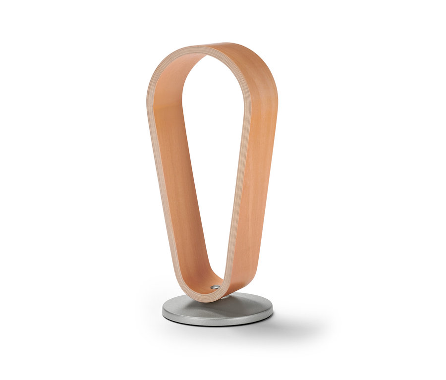 Hnědý dřevěný stojan na sluchátka s kovovou základnou.