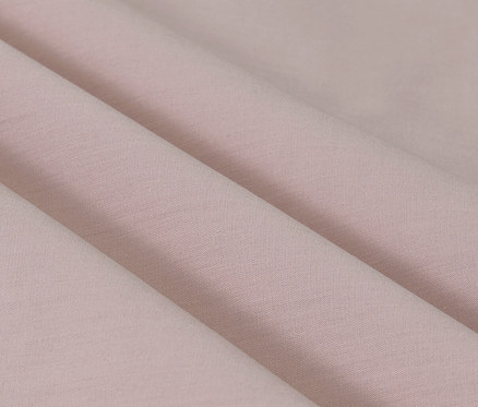 Detailní záběr na záhyby růžového perkálového povlečení standardní a nadměrné velikosti.