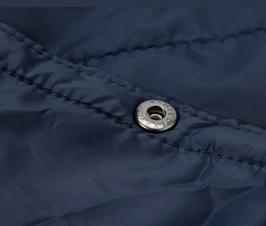 Detail záběru na tmavě modrou cestovní deku Velmi lehká s patentkou.