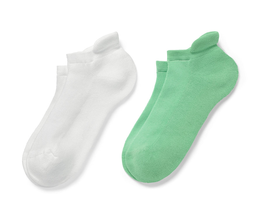 Dva páry krátkých sportovních ponožek bílé a zelené barvy.