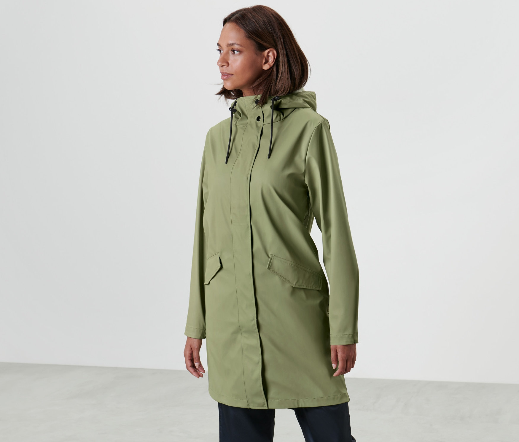 Žena pózuje v parku do deště »Friesennerz«.