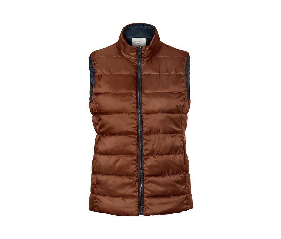 Hnědá oboustranná prošívaná vesta se zipem uprostřed.
